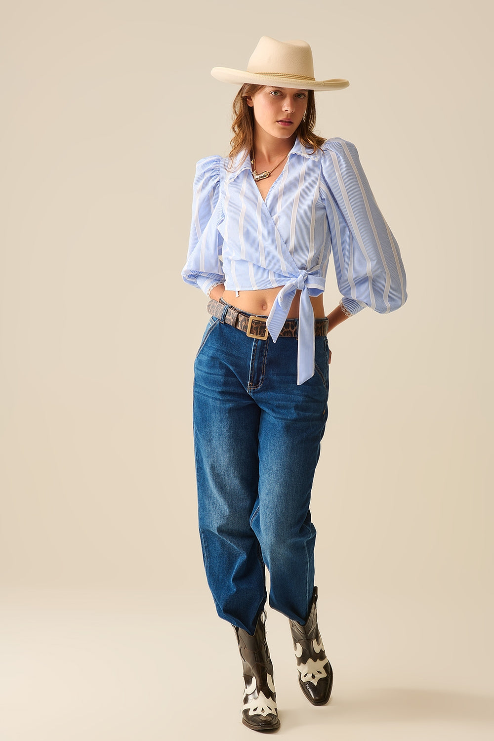 Camisa às riscas azul e branca com detalhes em renda