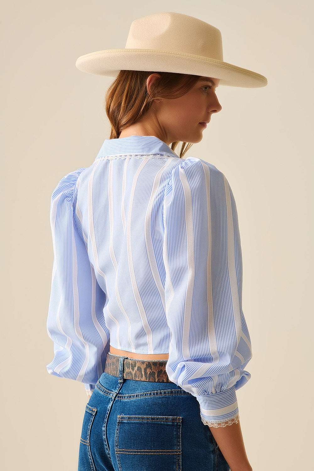 Camisa às riscas azul e branca com detalhes em renda
