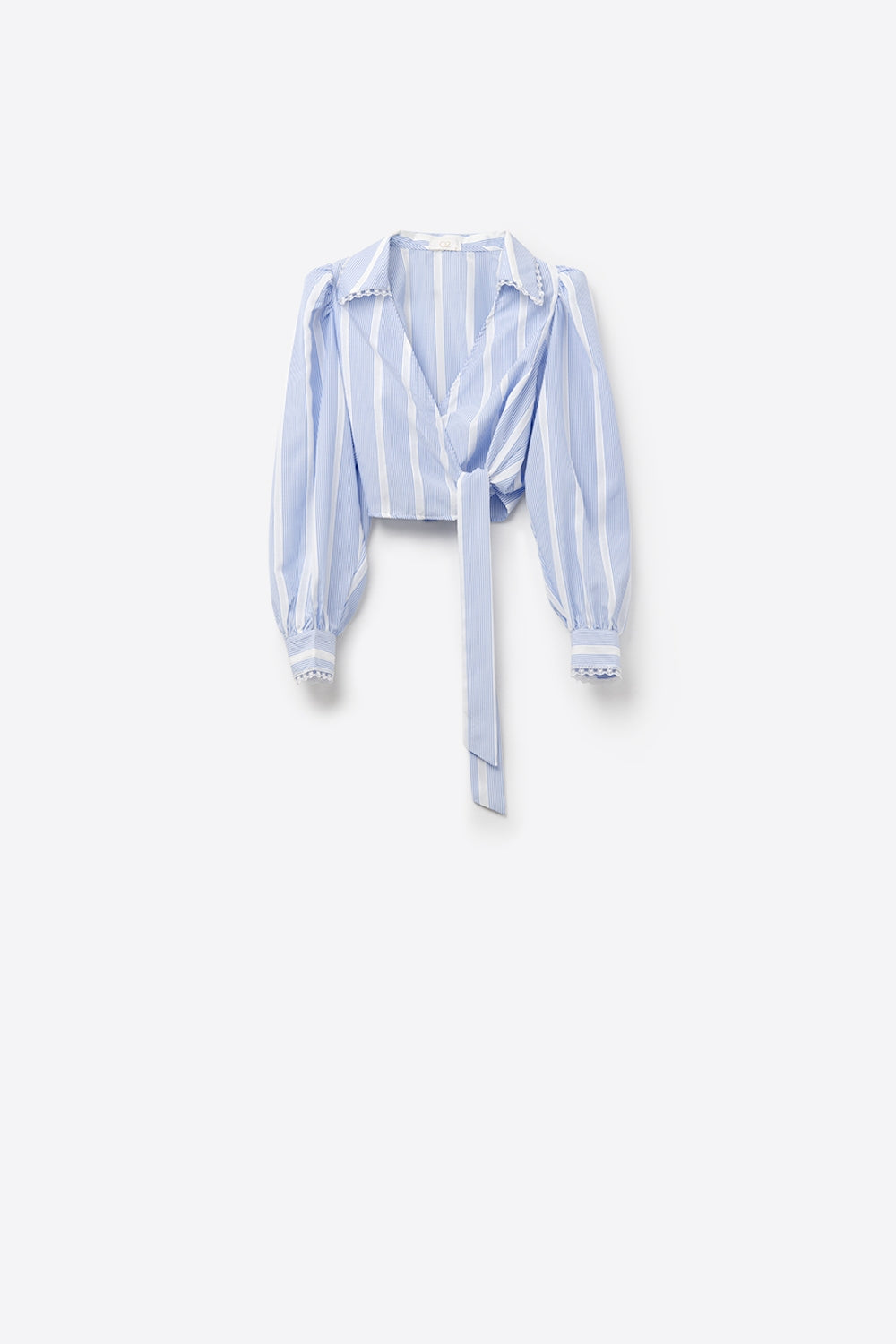Camisa às riscas azul e branca com detalhes em renda