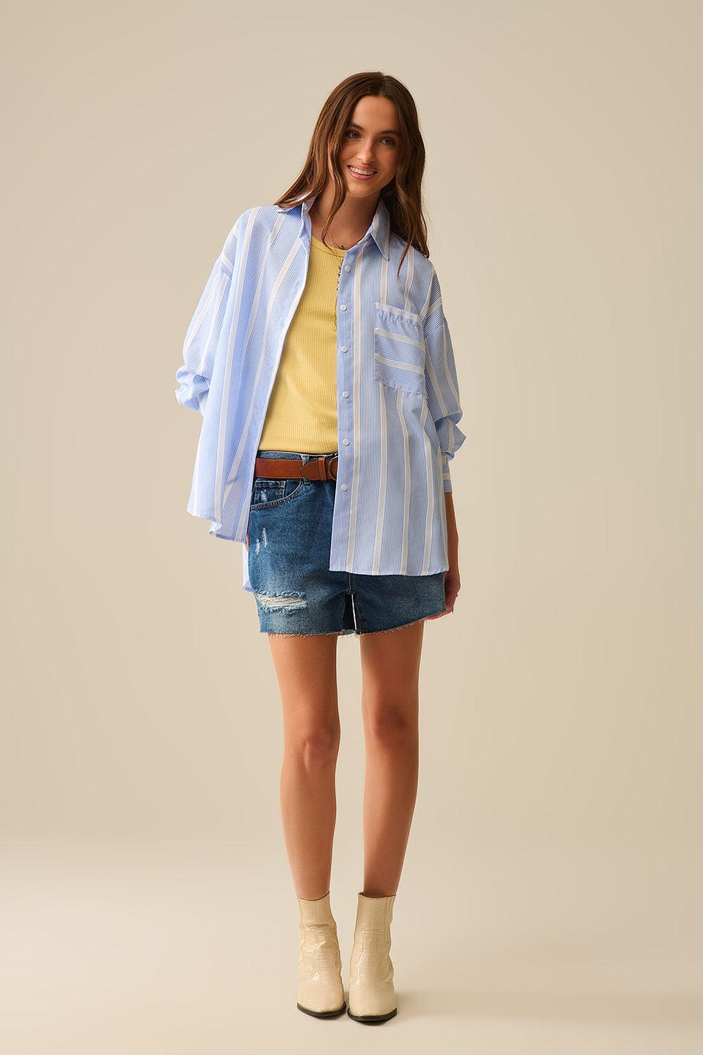 Camisa às riscas azul e branca de corte descontraído com laço nas costas