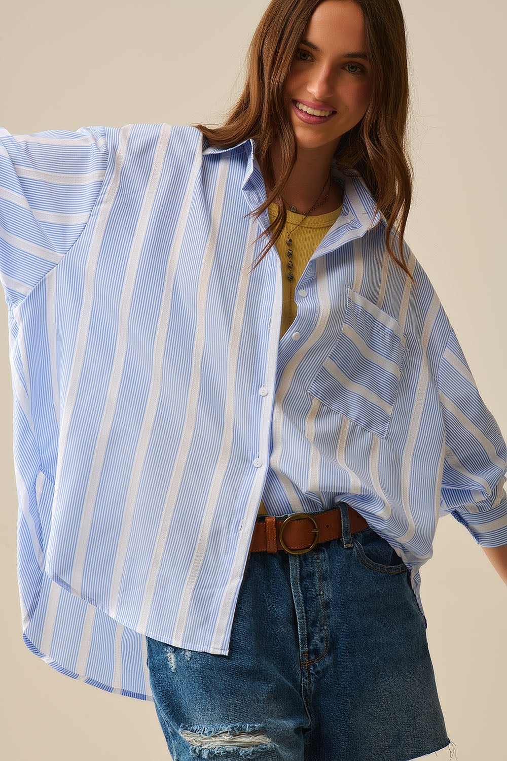 Camisa às riscas azul e branca de corte descontraído com laço nas costas