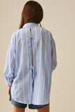 Q2 Camisa às riscas azul e branca de corte descontraído com laço nas costas