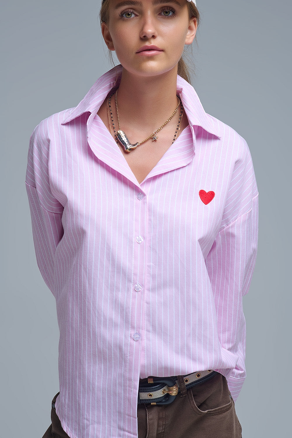 Q2 Camisa às riscas cor-de-rosa com bordado de corações vermelhos