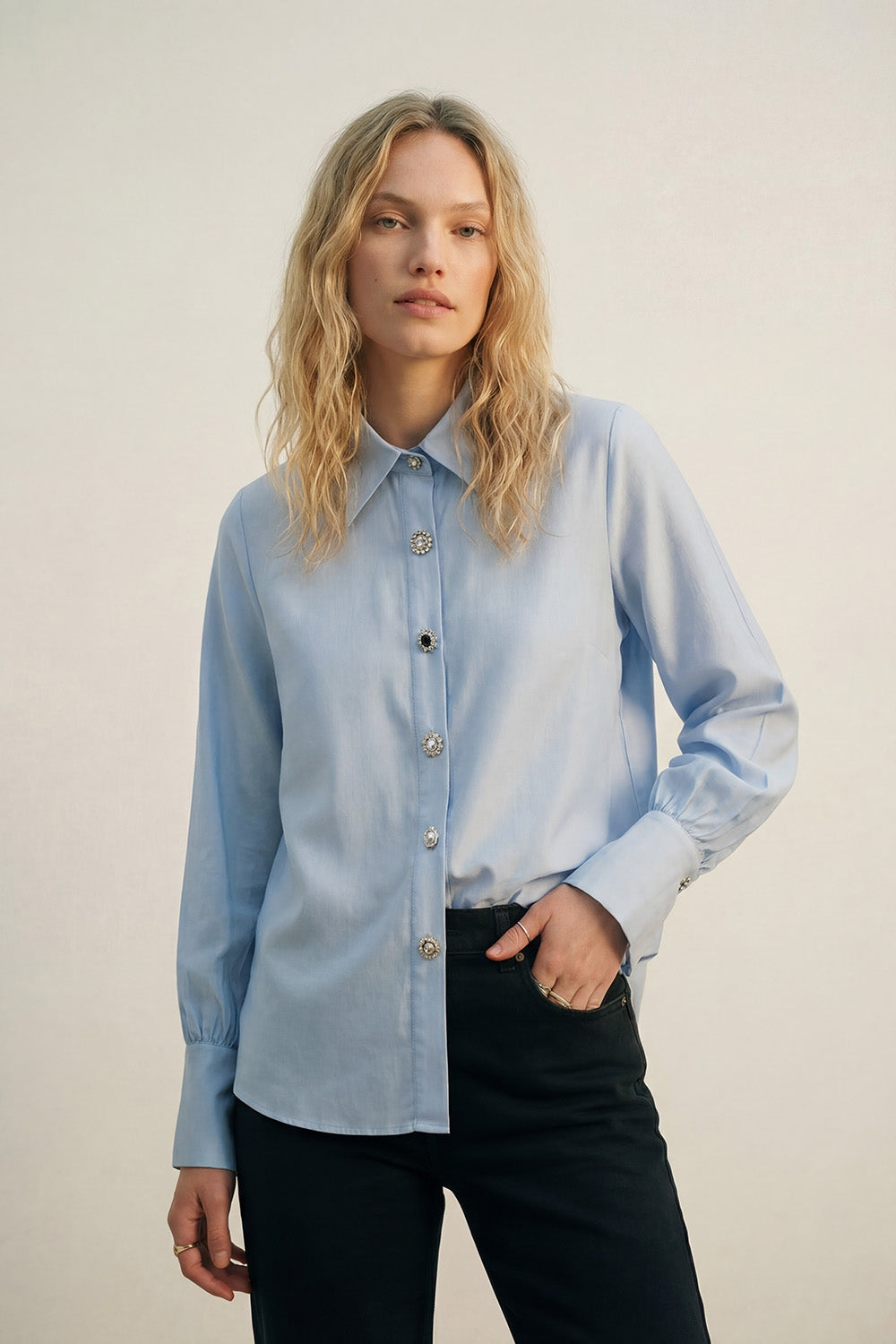 Camisa azul-clara de cetim com botões manga longa e dois botões no punho
