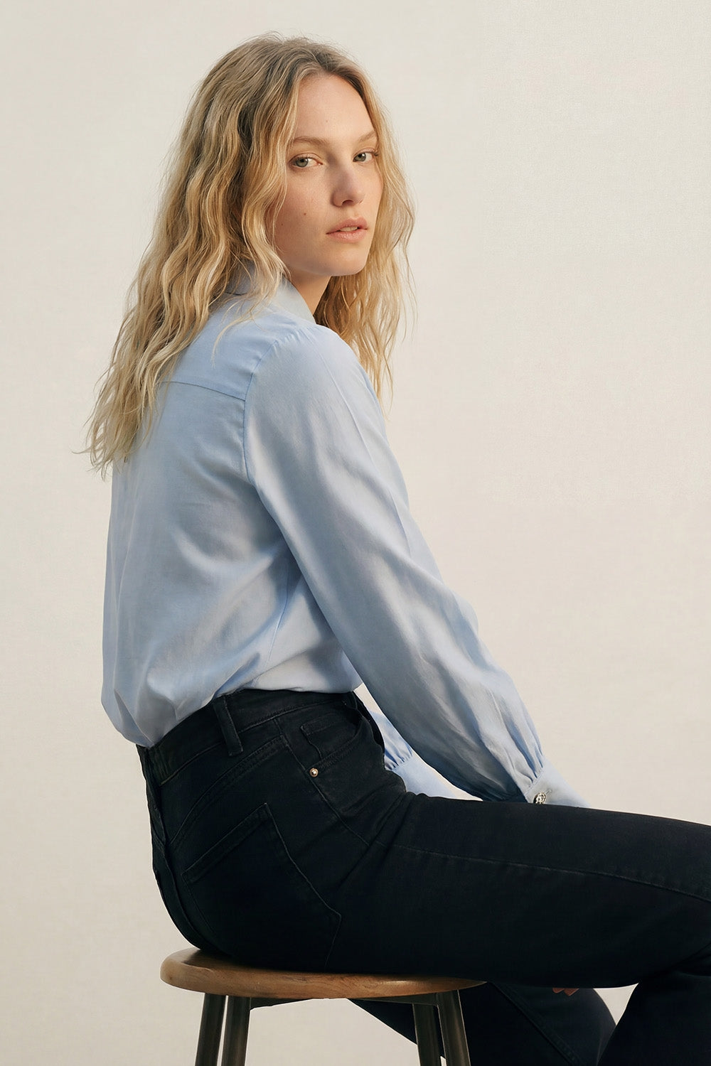 Camisa azul-clara de cetim com botões manga longa e dois botões no punho