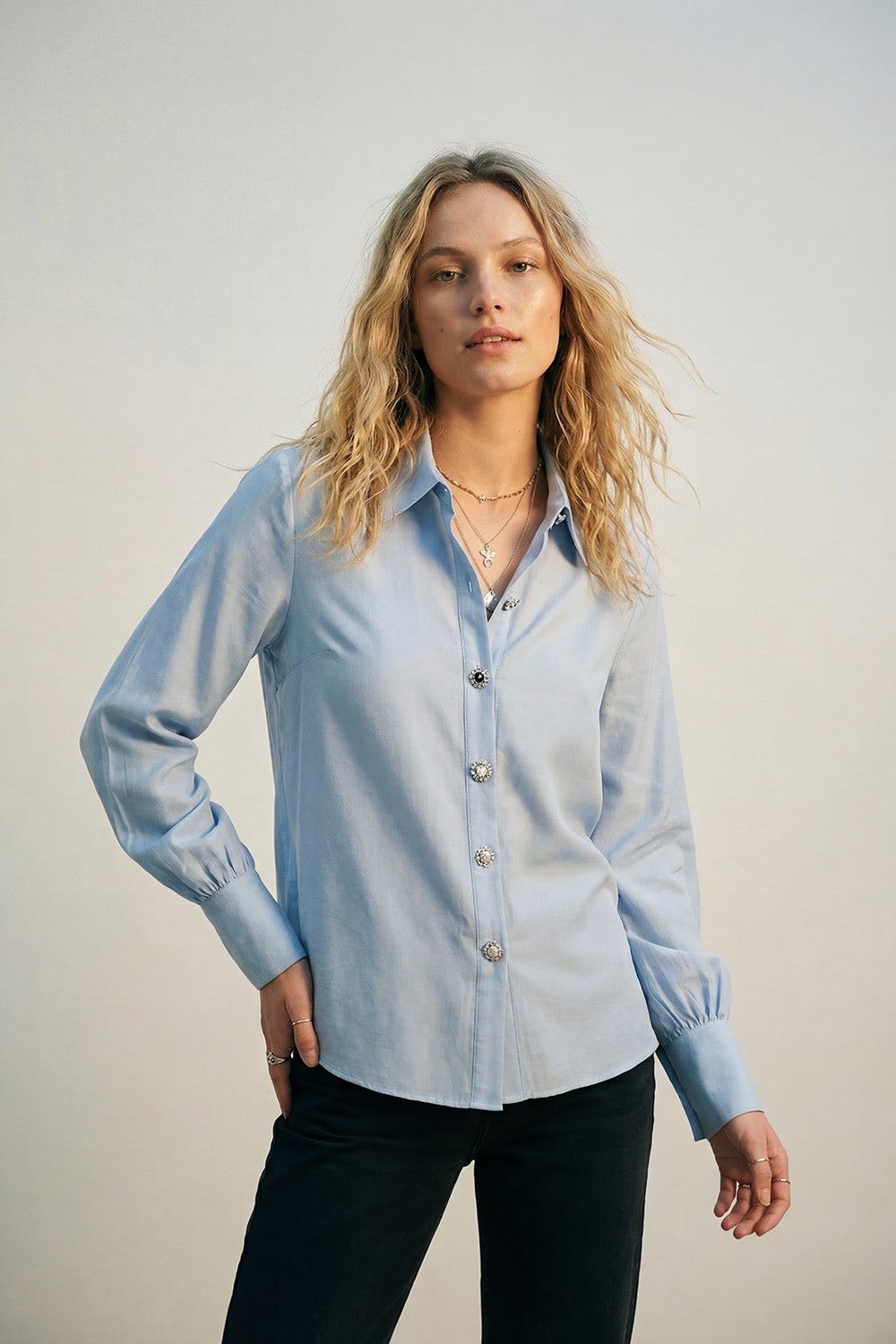 Camisa azul-clara de cetim com botões manga longa e dois botões no punho