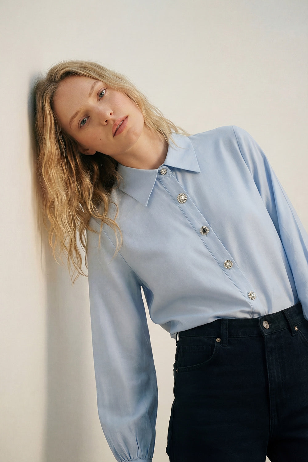 Q2 Camisa azul-clara de cetim com botões manga longa e dois botões no punho