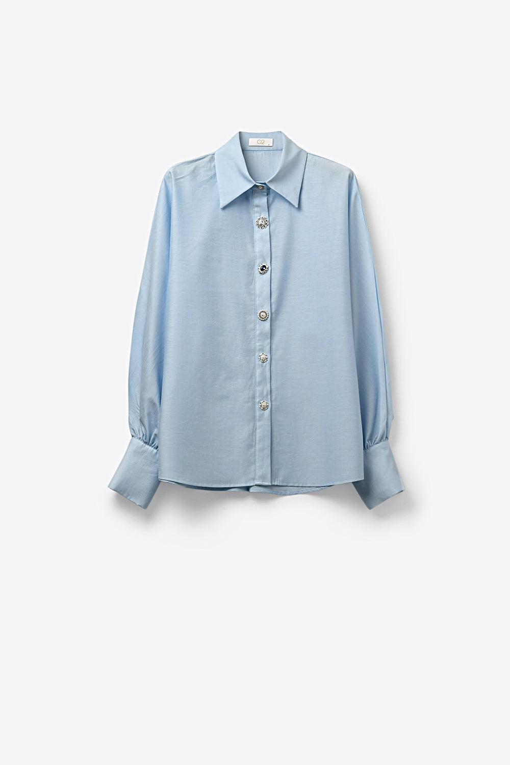 Camisa azul-clara de cetim com botões manga longa e dois botões no punho
