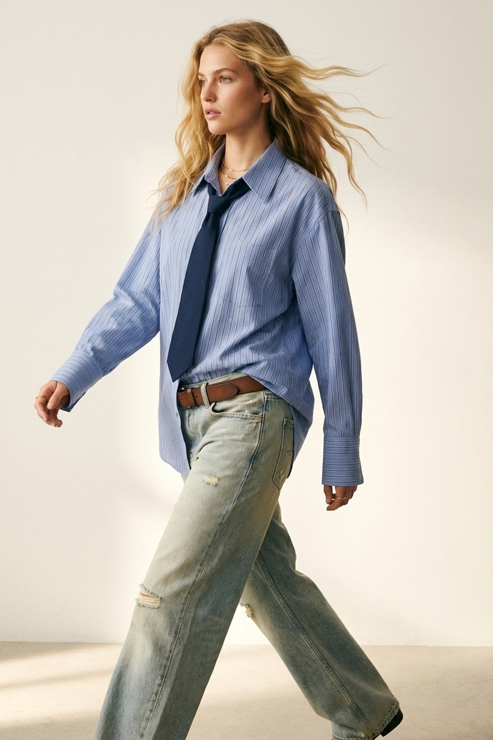 Q2 Camisa Azul Claro Listrada Oversize com Botões