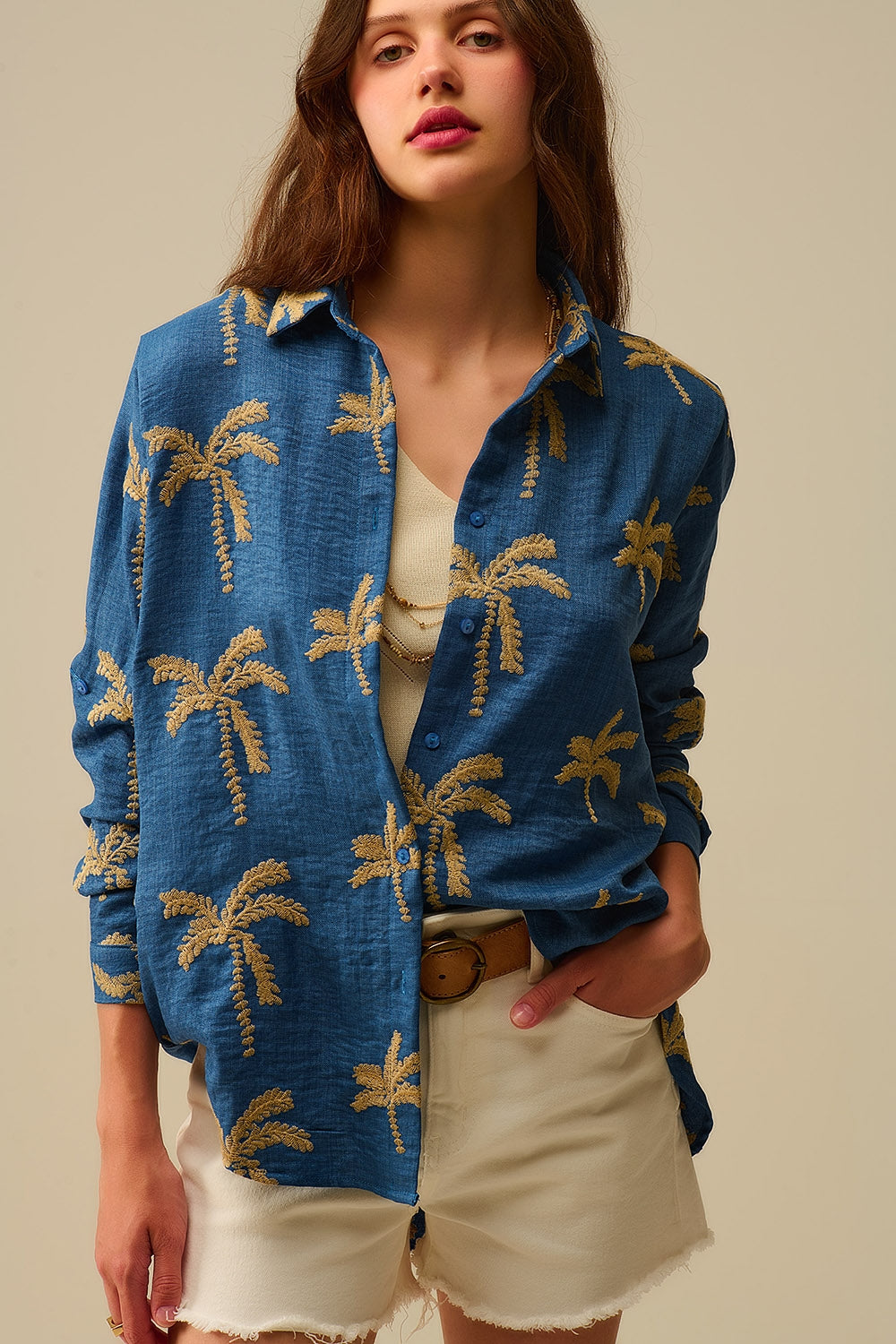 Q2 Camisa azul com bordado de palmeira bege