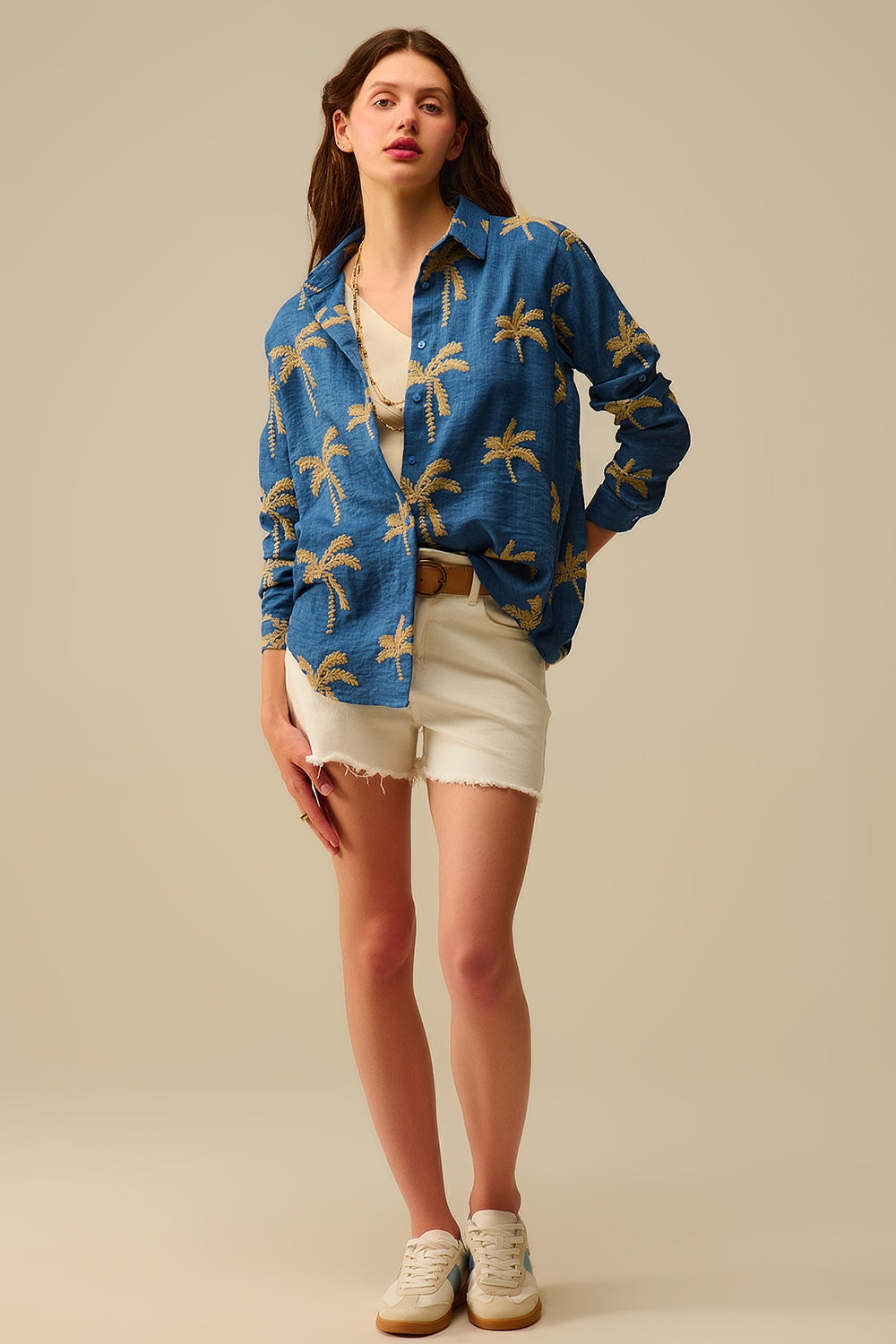 Camisa azul com bordado de palmeira bege
