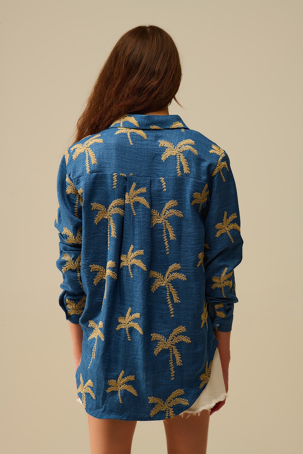Camisa azul com bordado de palmeira bege