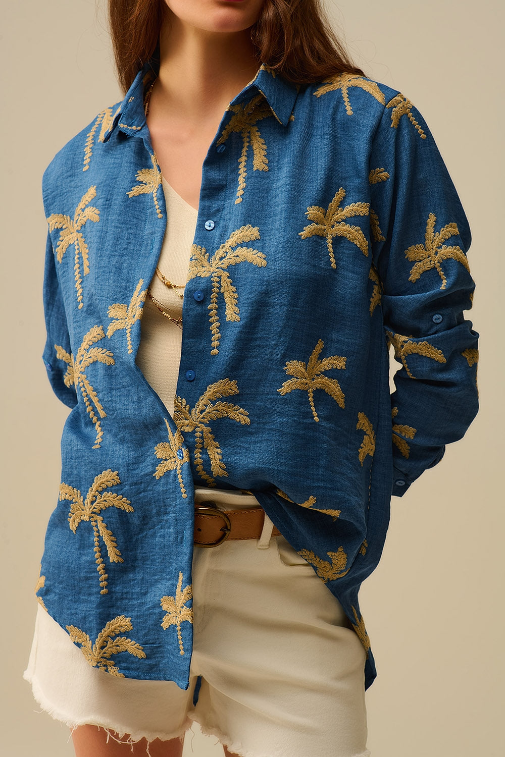 Camisa azul com bordado de palmeira bege