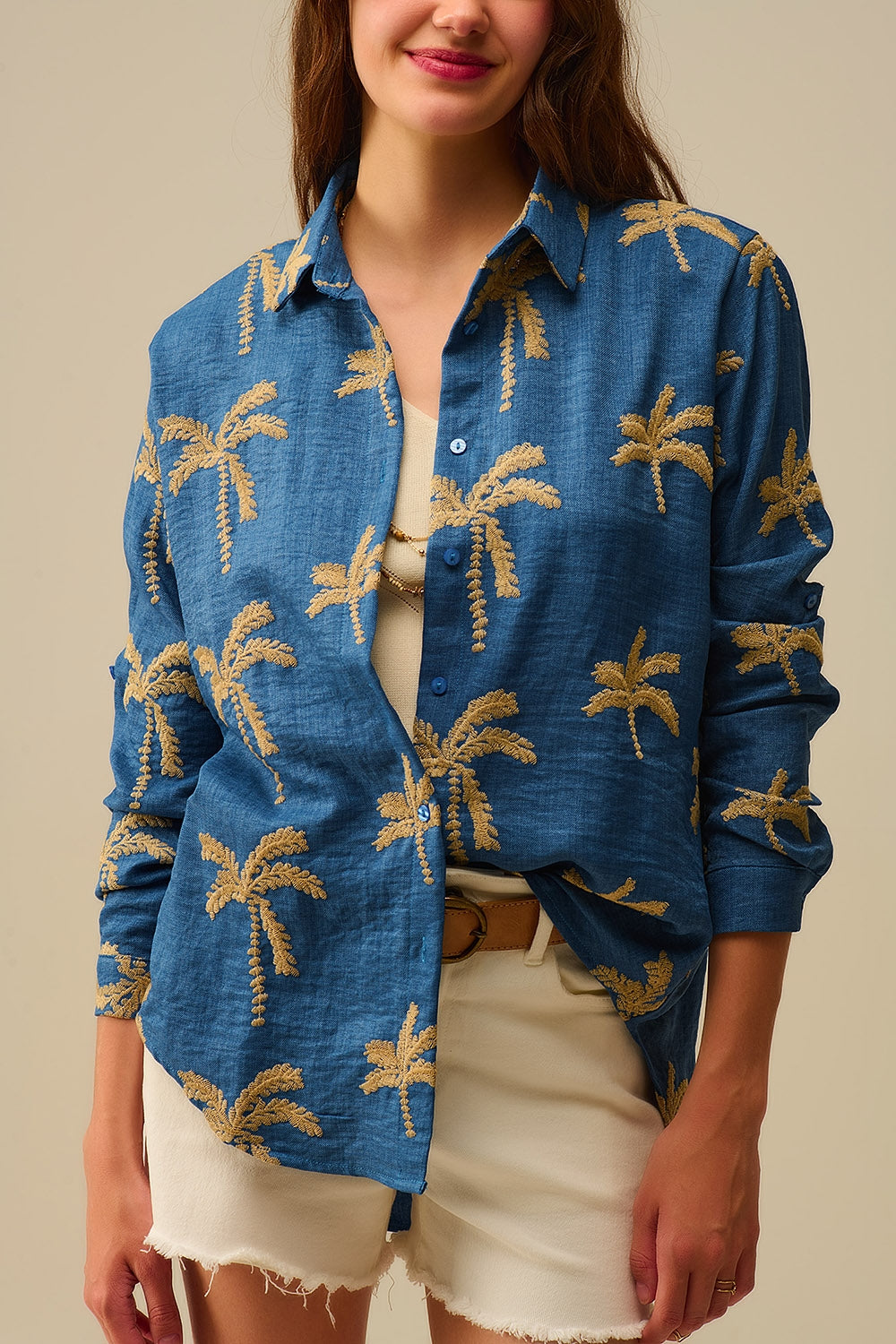 Camisa azul com bordado de palmeira bege