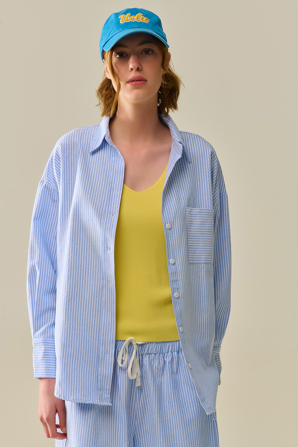 Q2 Camisa Azul com Botões e Listras Brancas