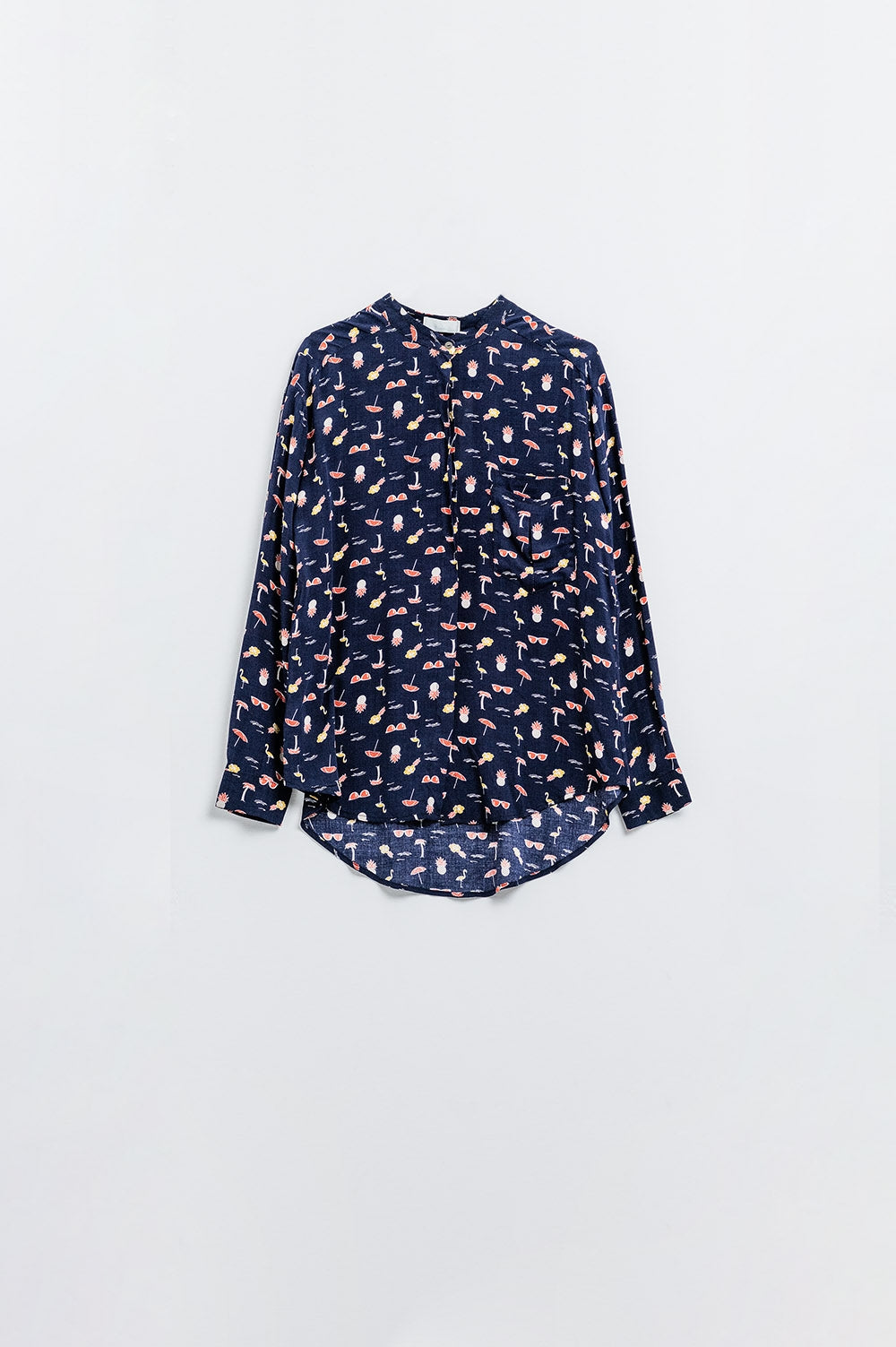 Q2 Camisa azul-marinho com estampado de palmeira e ananás