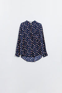 Q2 Camisa azul-marinho com estampado de palmeira e ananás
