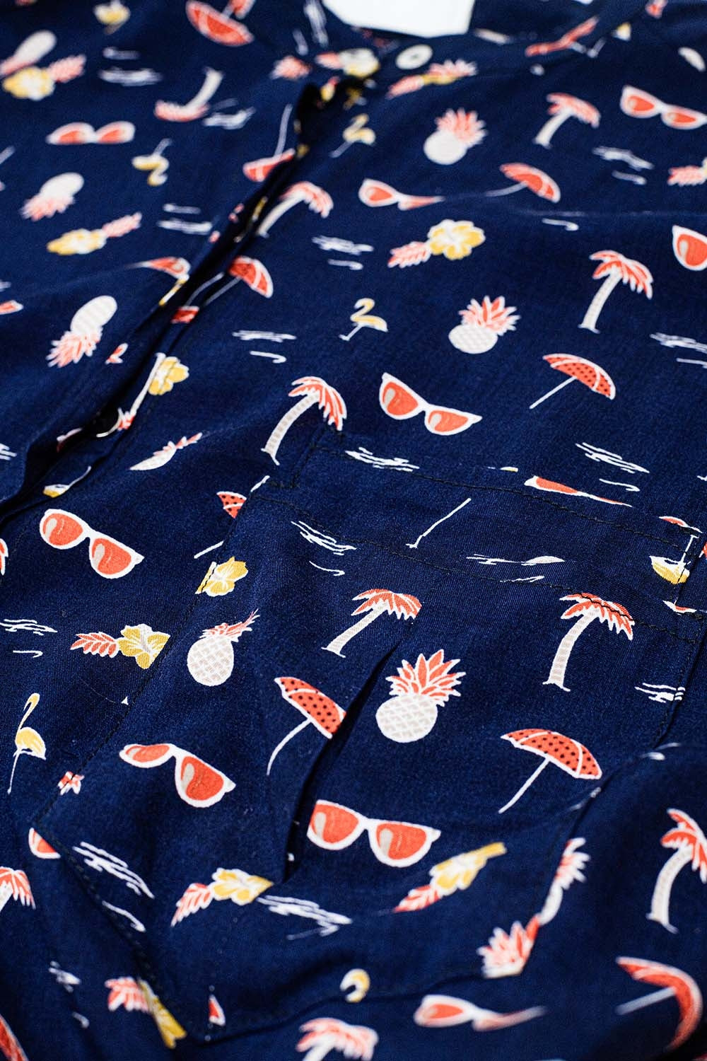 Camisa azul-marinho com estampado de palmeira e ananás