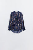 Q2 Camisa azul-marinho com estampado de palmeira e ananás
