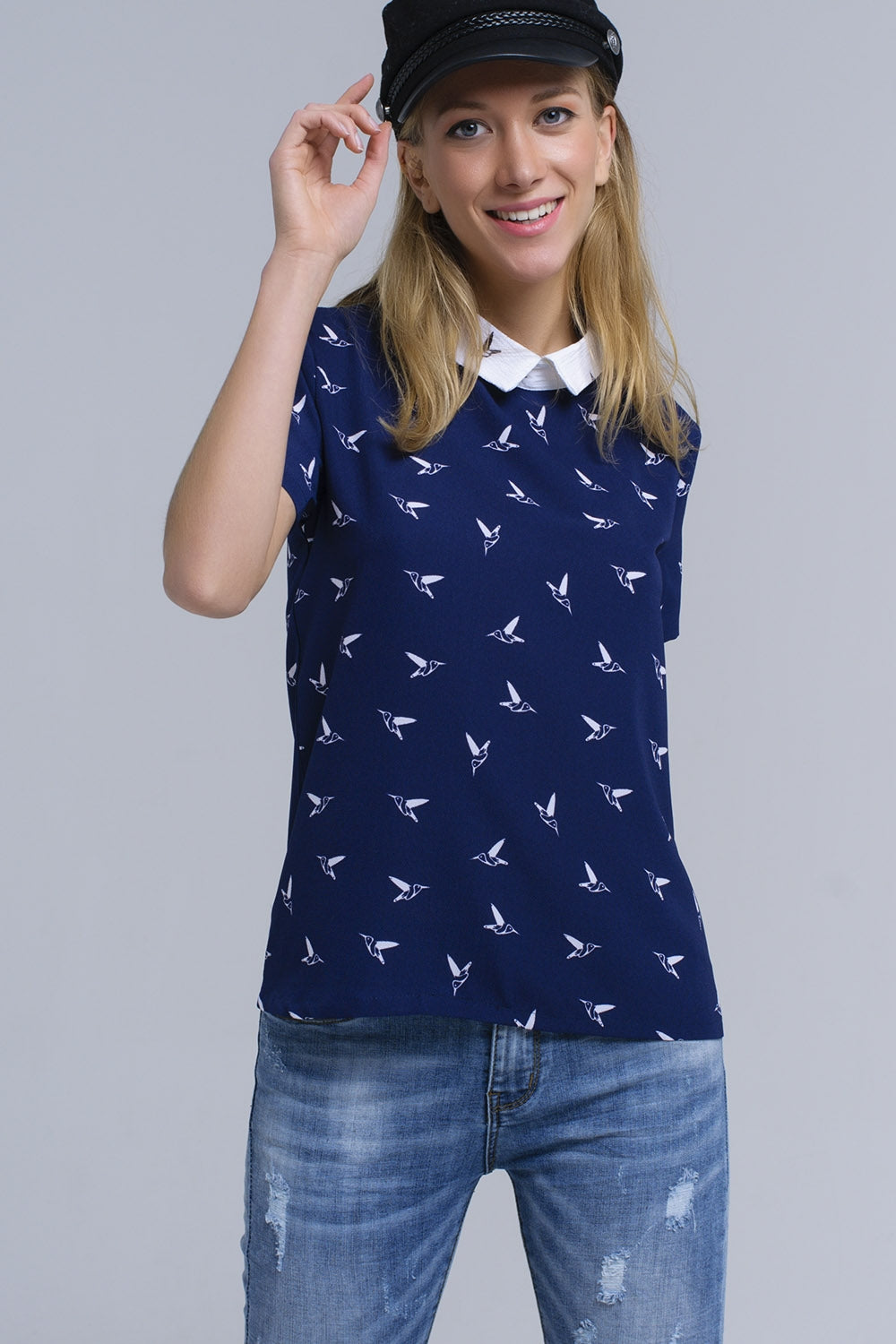 Q2 Camisa azul marinho com pássaros impressos brancos