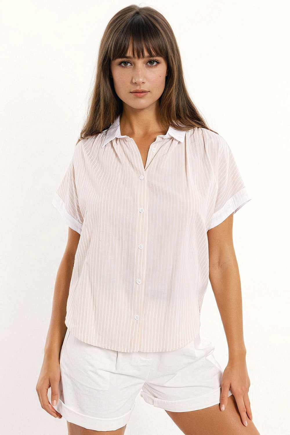 Q2 Camisa bege com mangas curtas e riscas verticais
