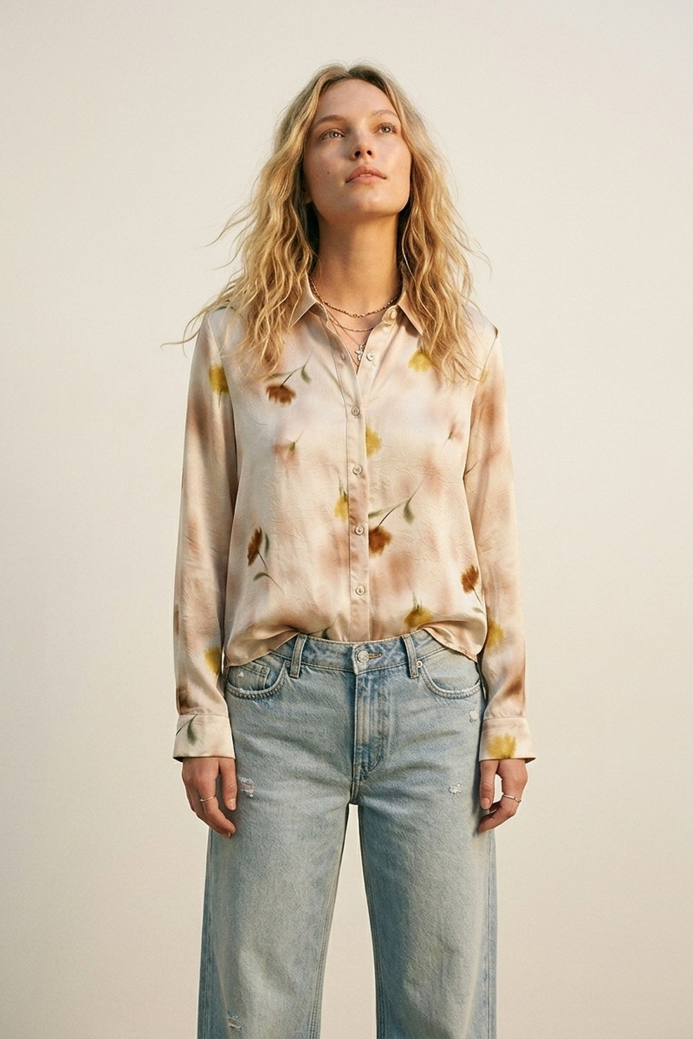 Q2 Camisa Bege de Cetim com Estampa Floral e Botões