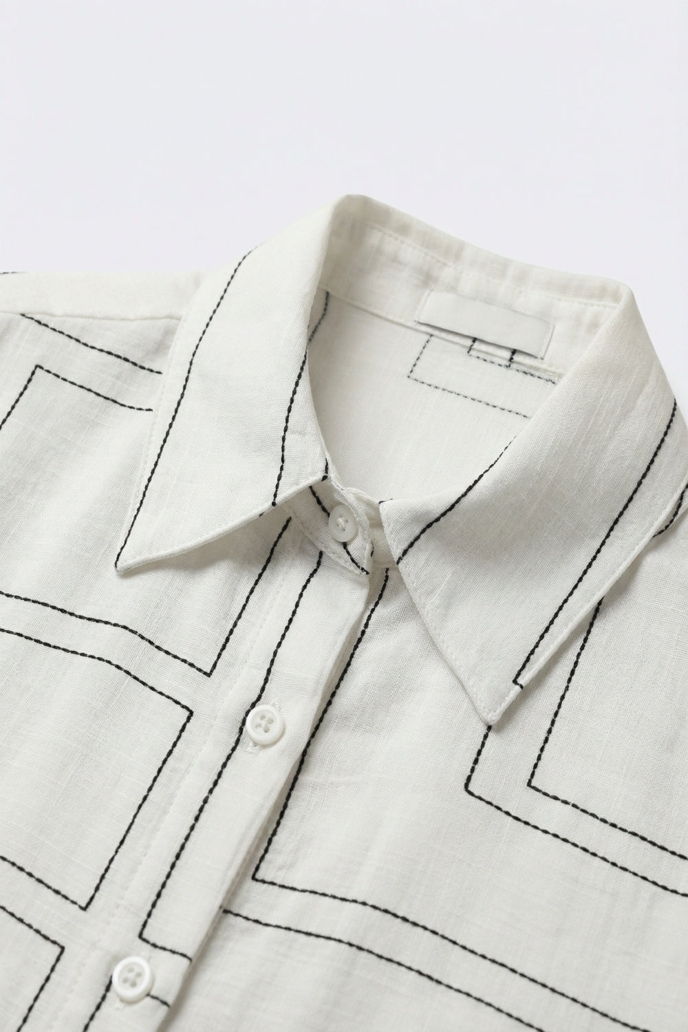 Camisa branca com botões de ajuste descontraído com estampado geométrico