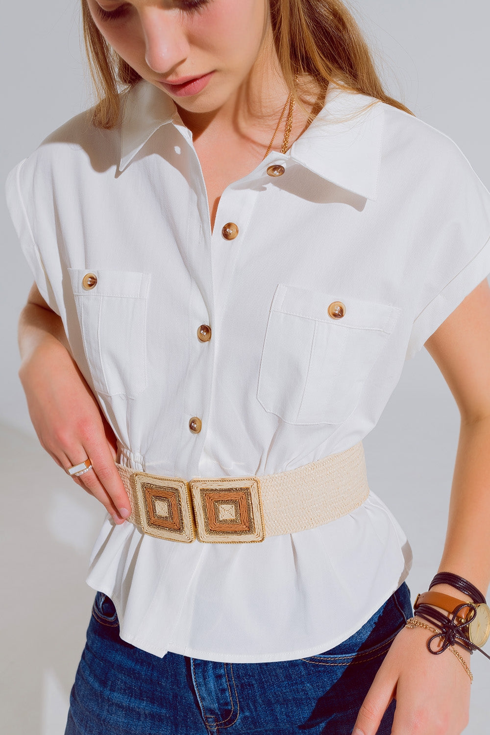 Q2 Camisa branca com botões e bolsos no peito