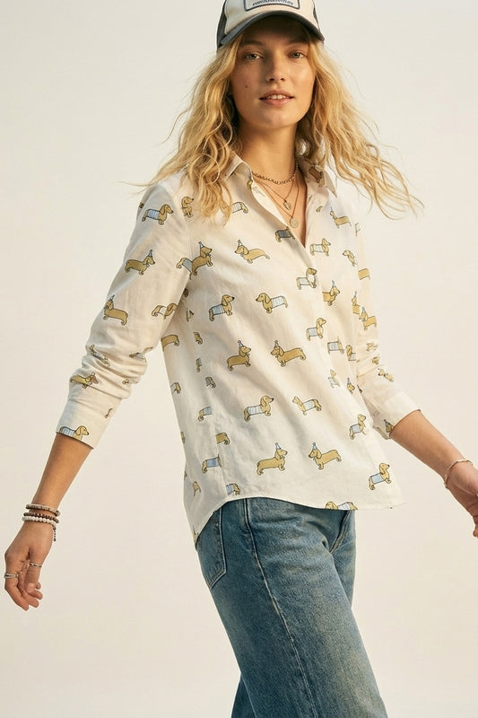 Q2 Camisa branca com botões e estampado de um cão brincalhão