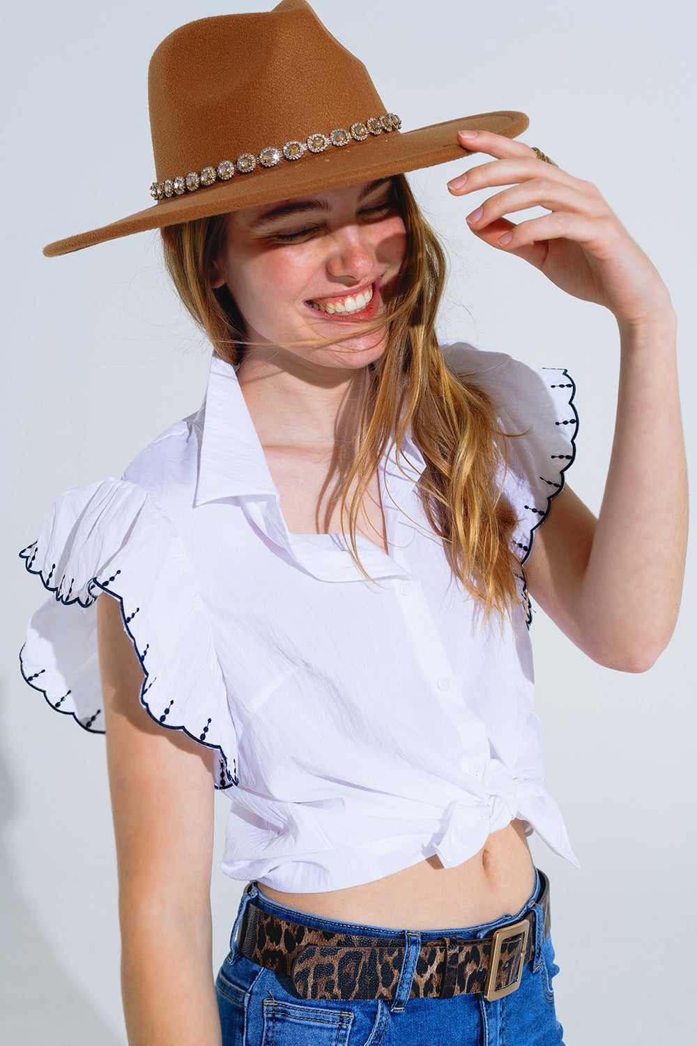 Q2 Camisa branca com botões gola polo e mangas com folhos e rebordo preto