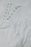 Camisa branca com pontas de borla e fecho de gravata cruzada