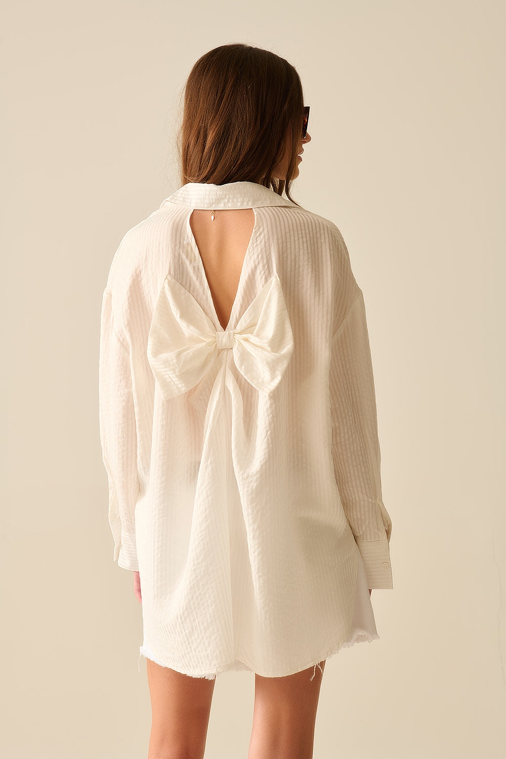 camisa branca de grandes dimensões com laço nas costas