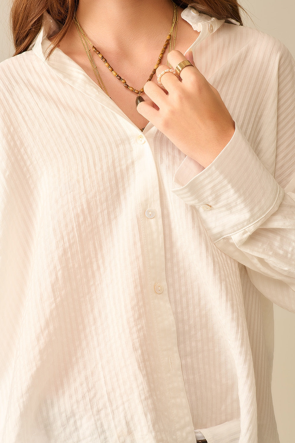 camisa branca de grandes dimensões com laço nas costas