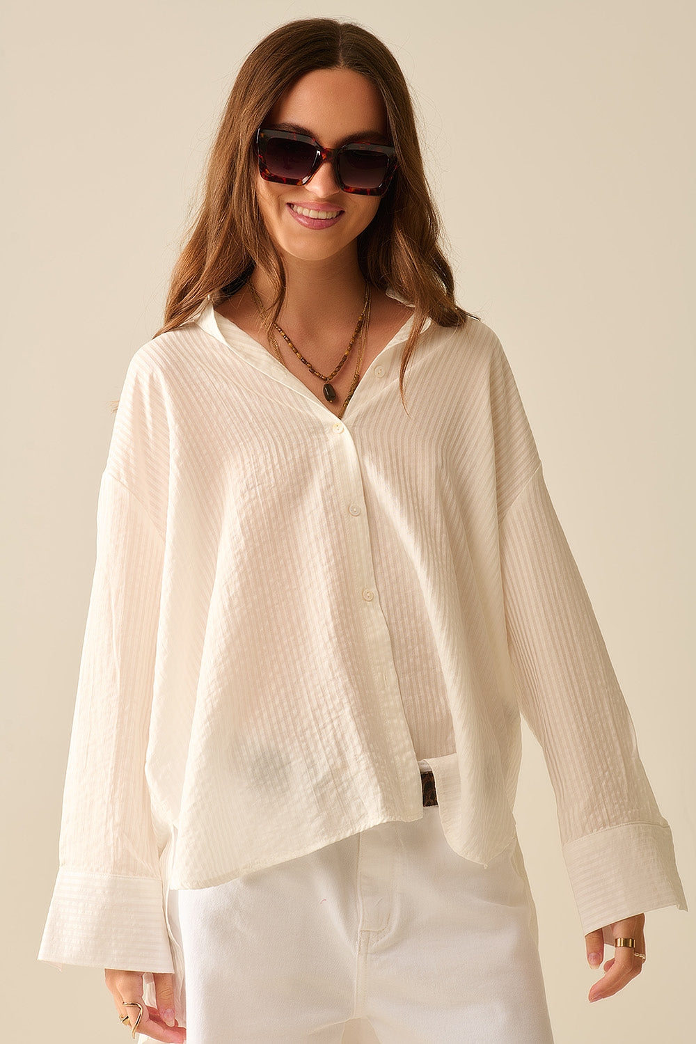 camisa branca de grandes dimensões com laço nas costas