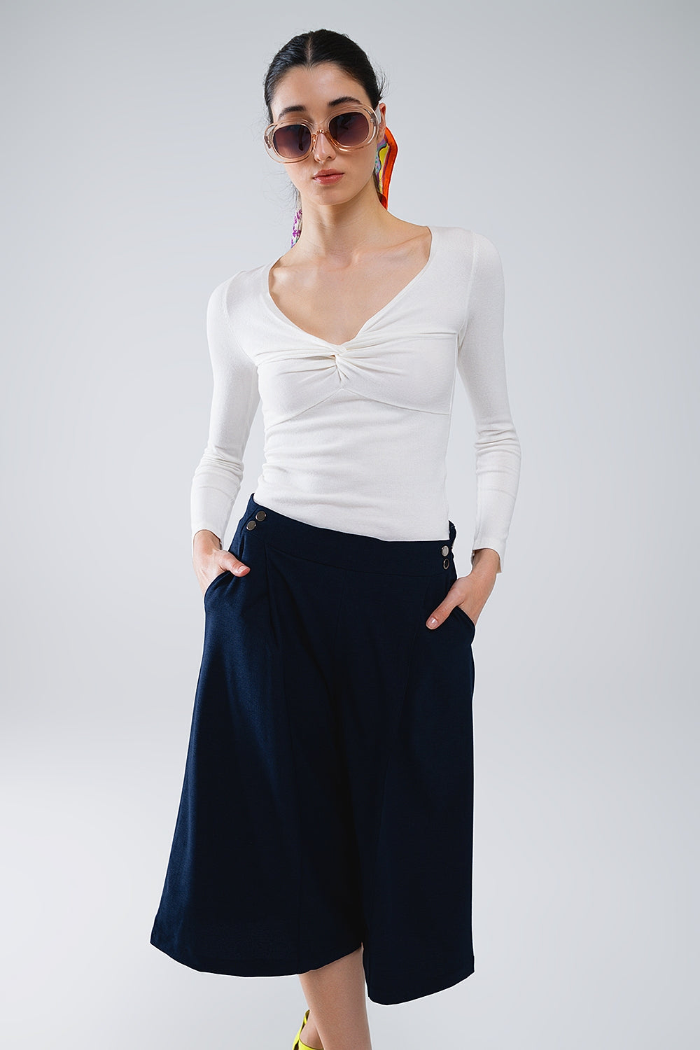 Q2 Camisa branca de manga comprida com pormenor de nó e decote em V