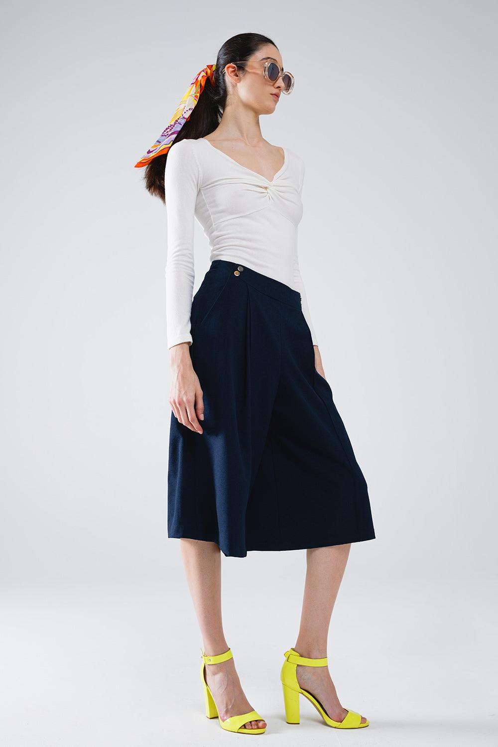 Camisa branca de manga comprida com pormenor de nó e decote em V