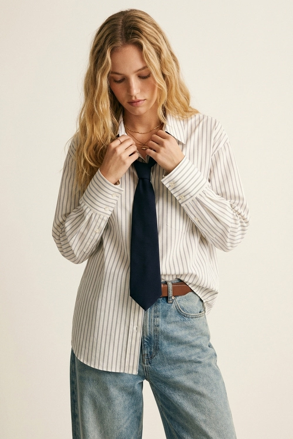 Q2 Camisa Branca de Risca de Giz com Detalhe de Gravata