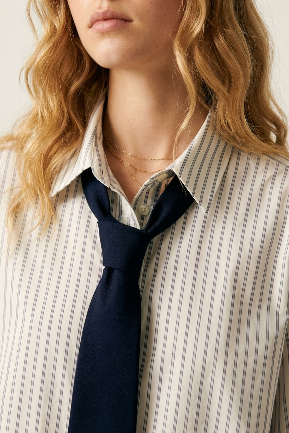 Camisa Branca de Risca de Giz com Detalhe de Gravata