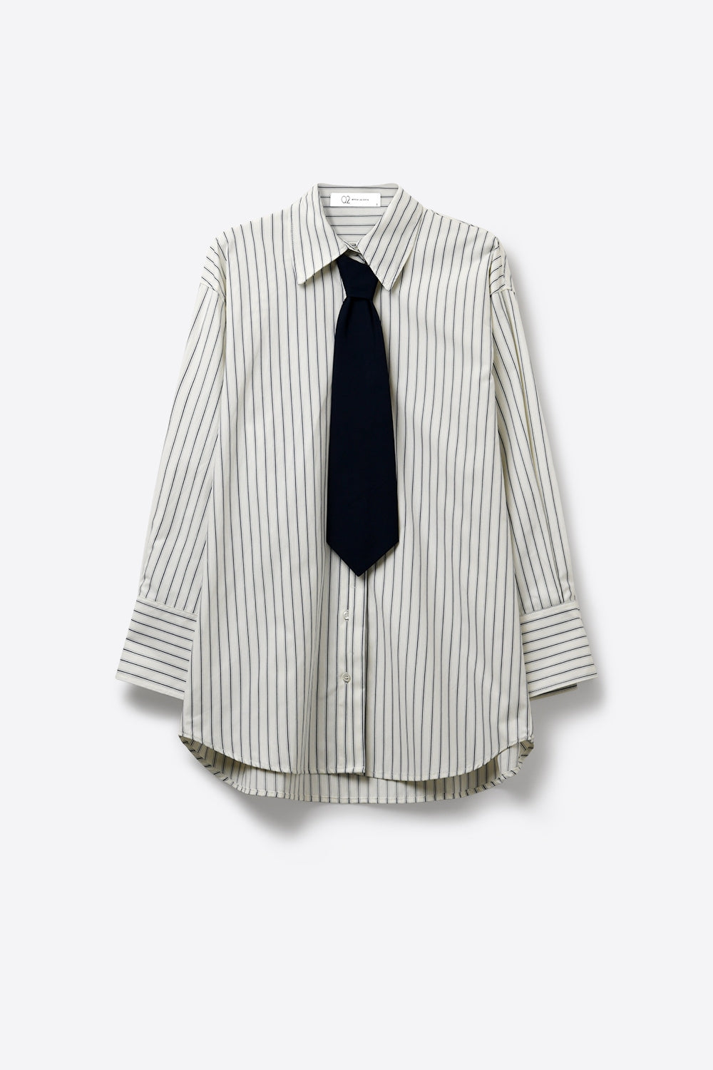 Camisa Branca de Risca de Giz com Detalhe de Gravata