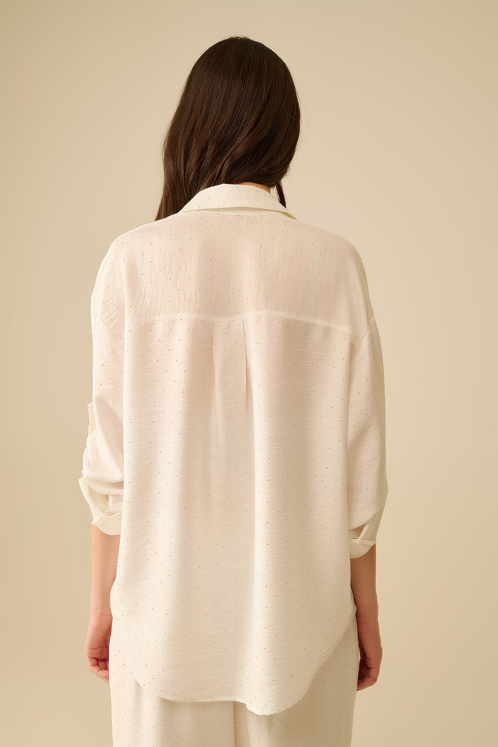 camisa branca leve com pormenores em strass
