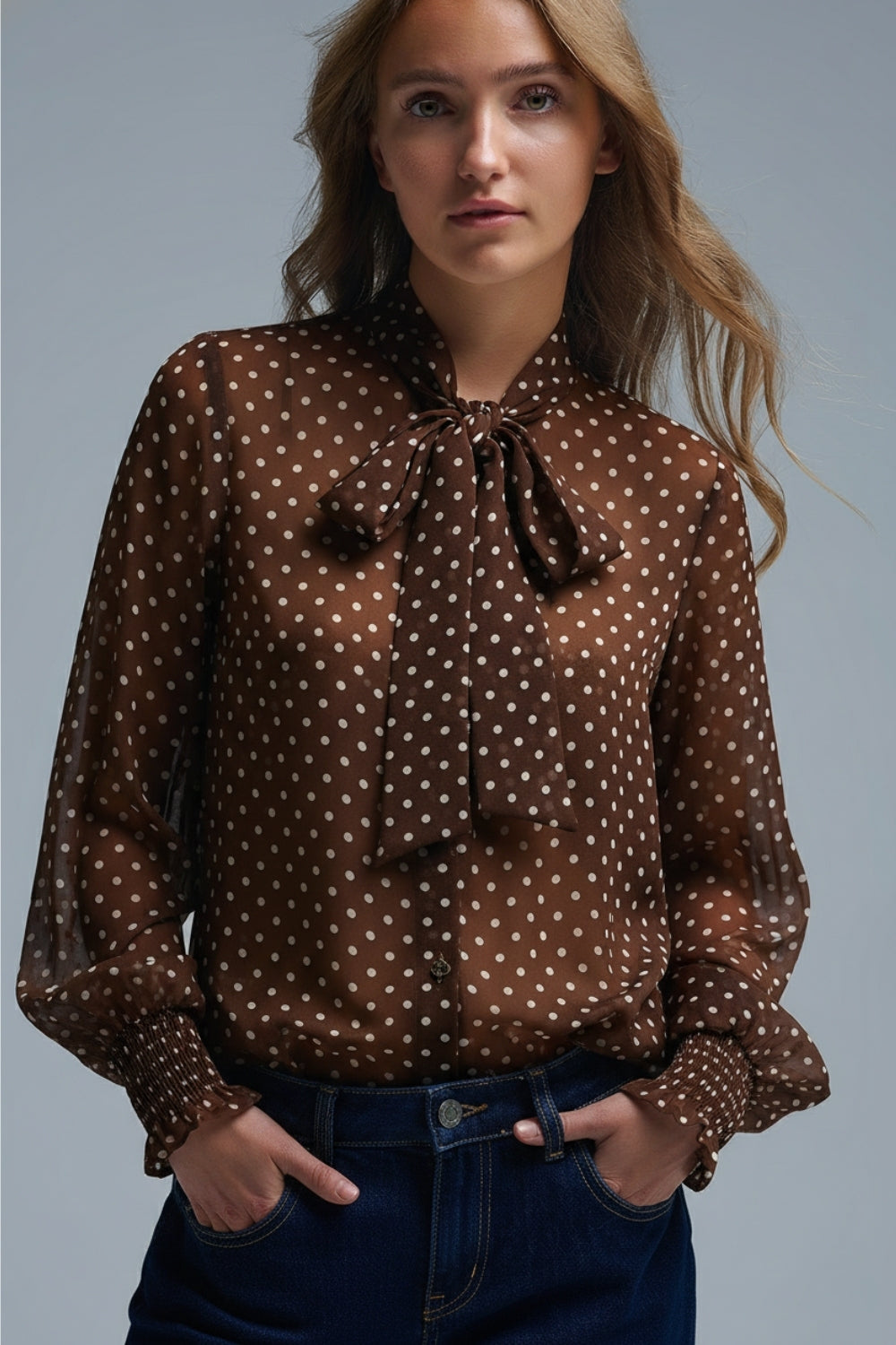 Q2 Camisa castanha às bolinhas com pormenores de renda em tecido de chiffon