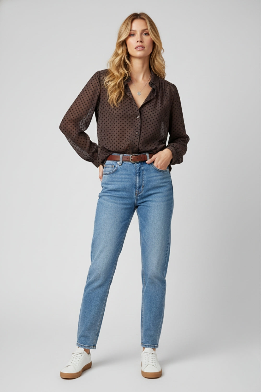 Camisa castanha com botões às pintinhas em chiffon