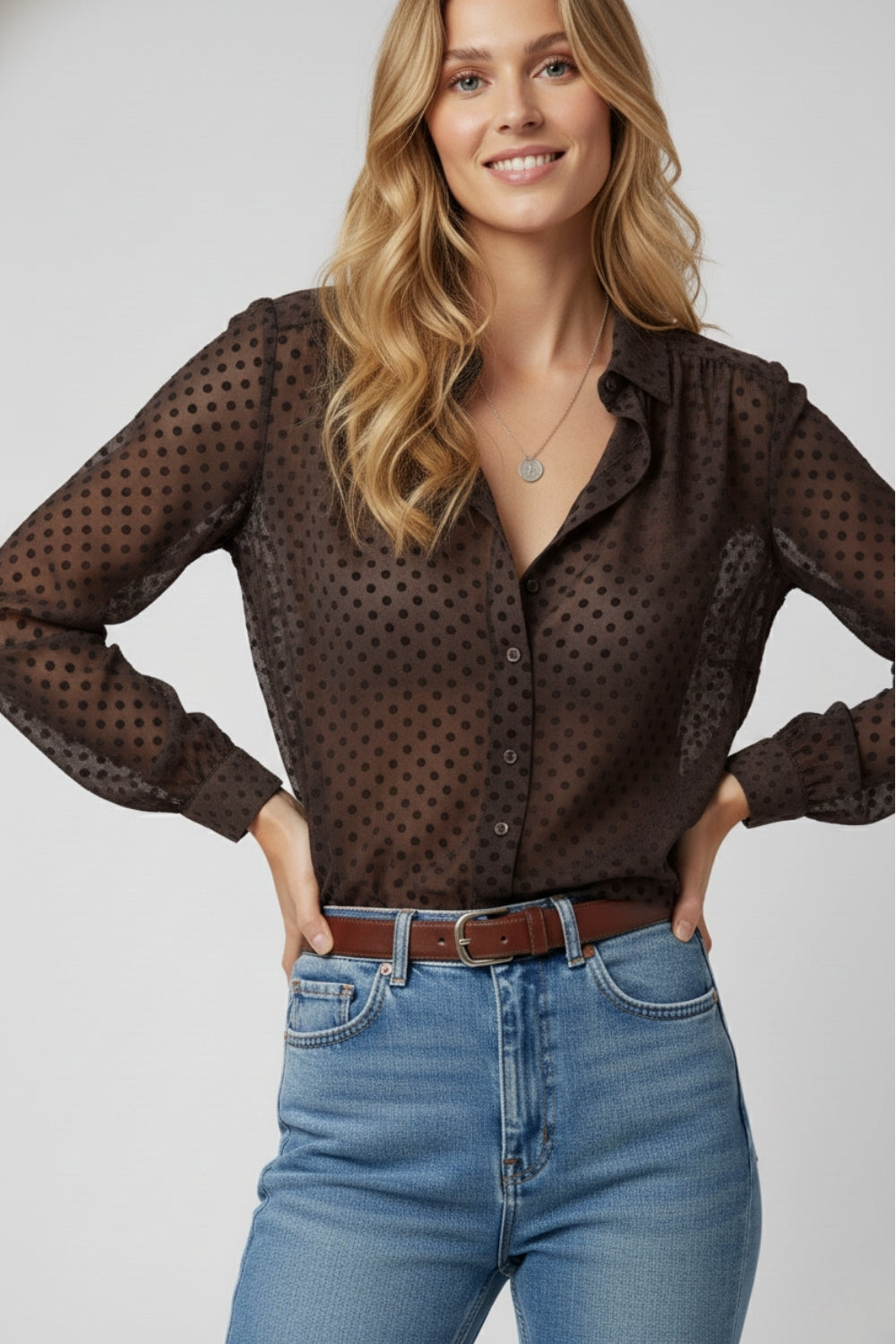 Camisa castanha com botões às pintinhas em chiffon