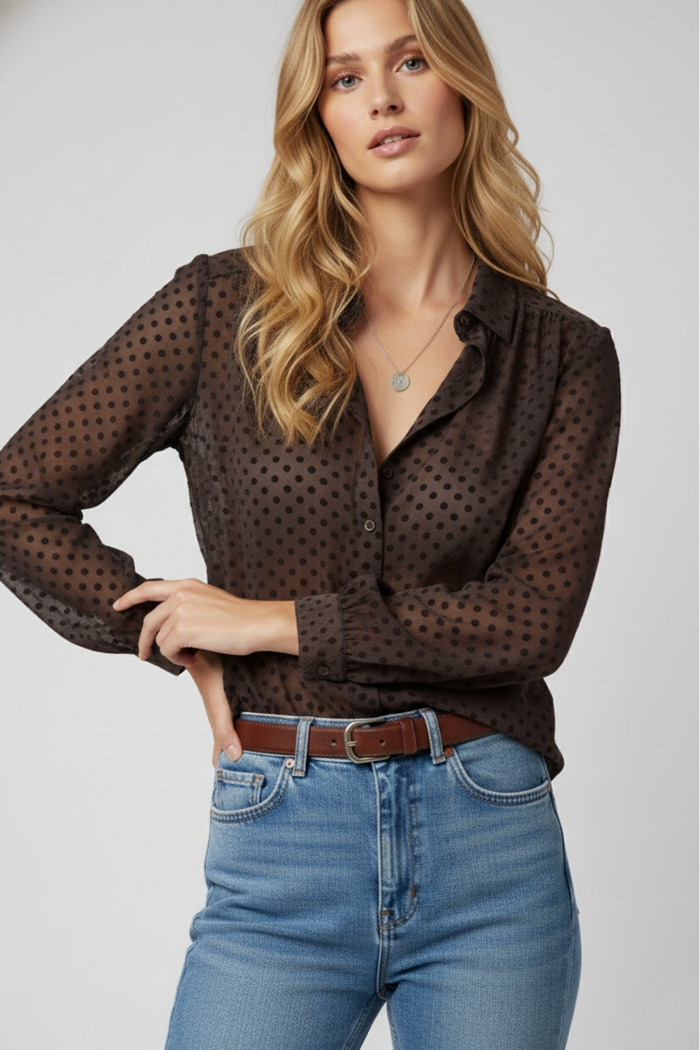 Q2 Camisa castanha com botões às pintinhas em chiffon