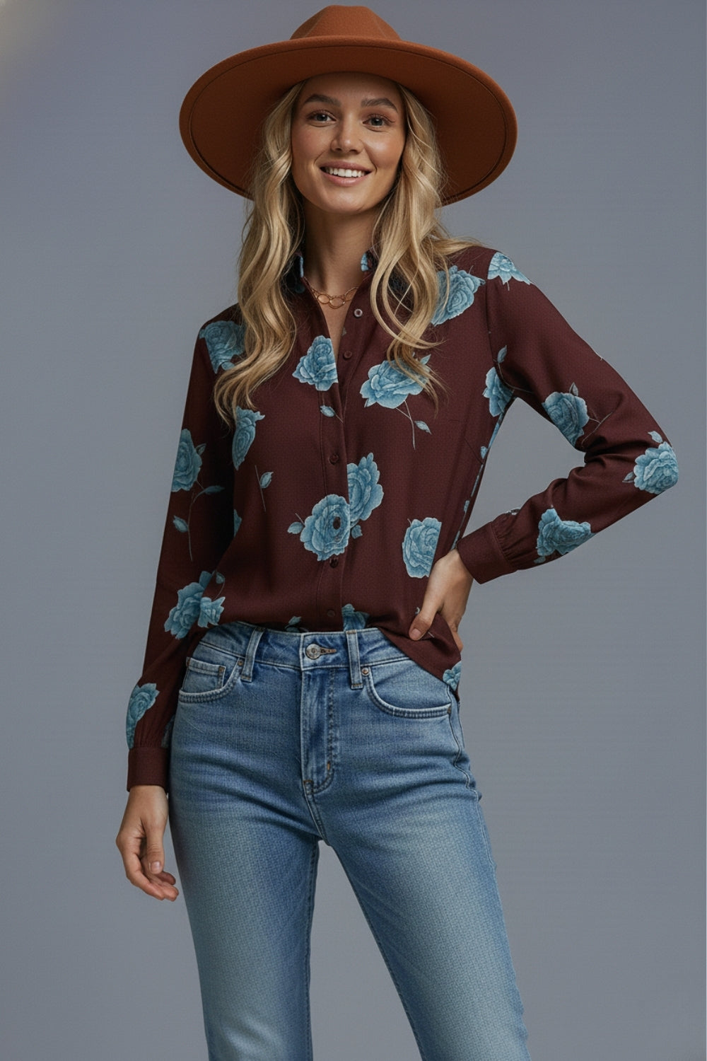 Q2 Camisa castanha com bot›es e estampado floral azul claro em