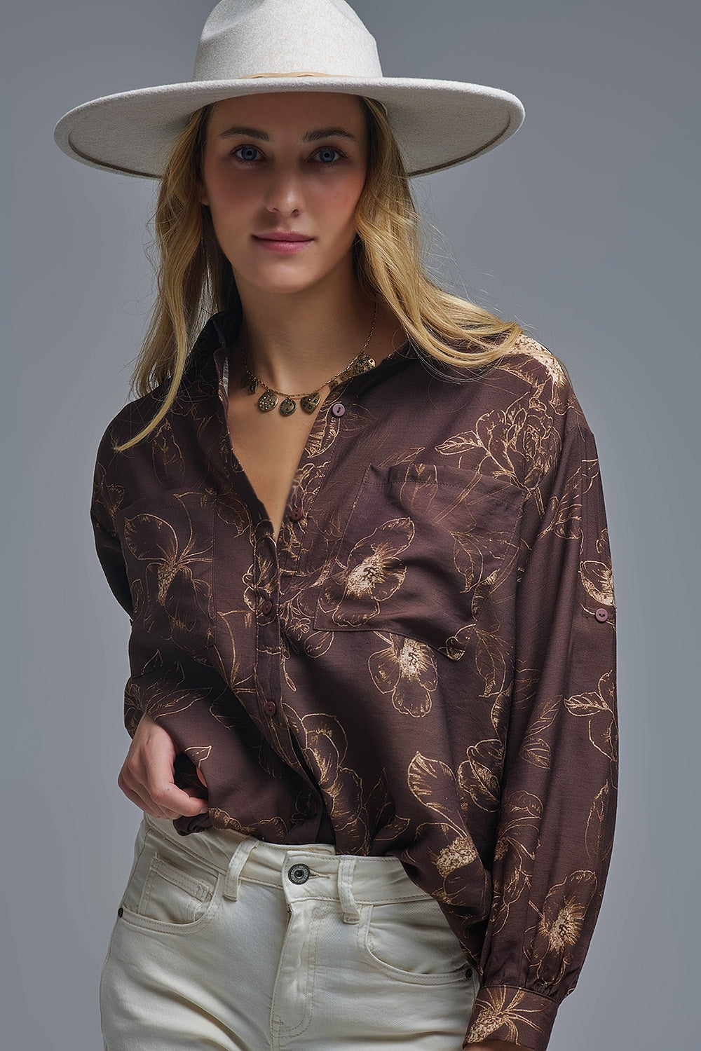 Q2 Camisa castanha leve e fluida com estampado floral outonal