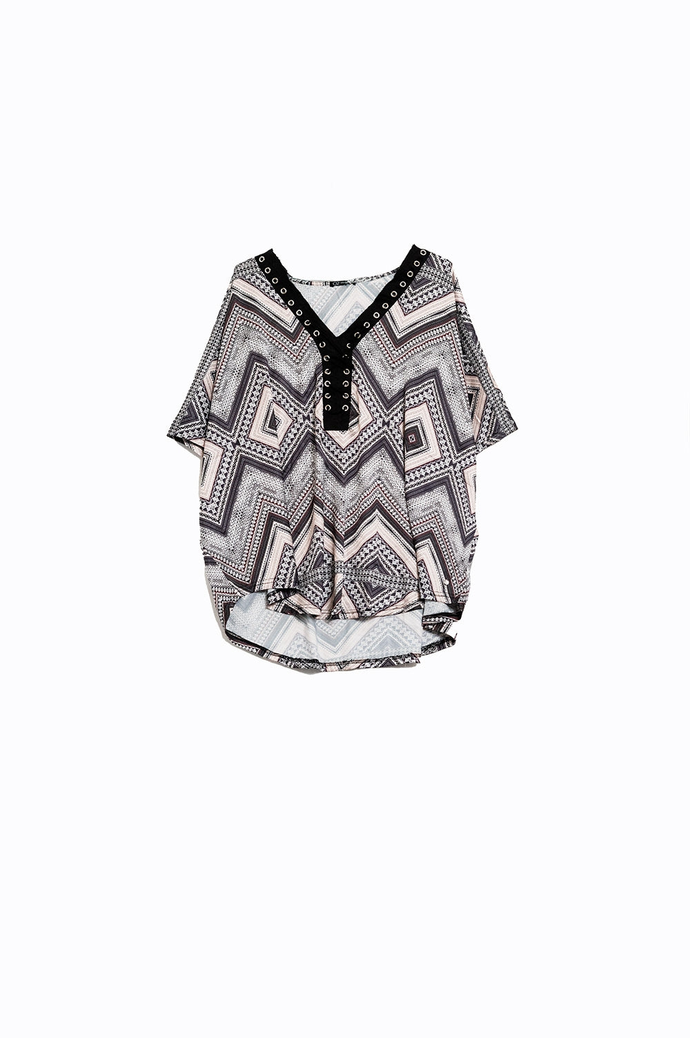 Q2 Camisa cinzenta com estampado geográfico e pormenor de laço cruzado no pescoço