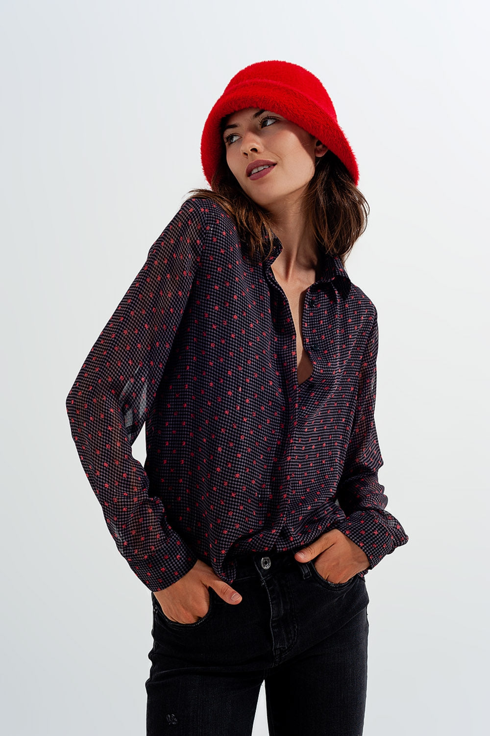 Q2 Camisa cinzenta com flor abstracta