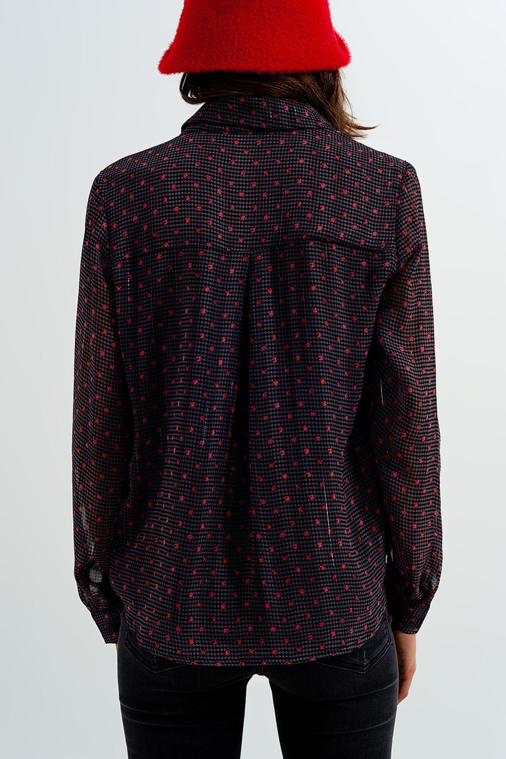 Camisa cinzenta com flor abstracta