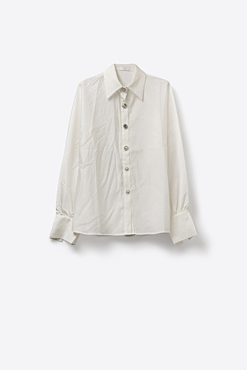 Camisa clássica branca com botões na frente e punhos com motivos de destaque